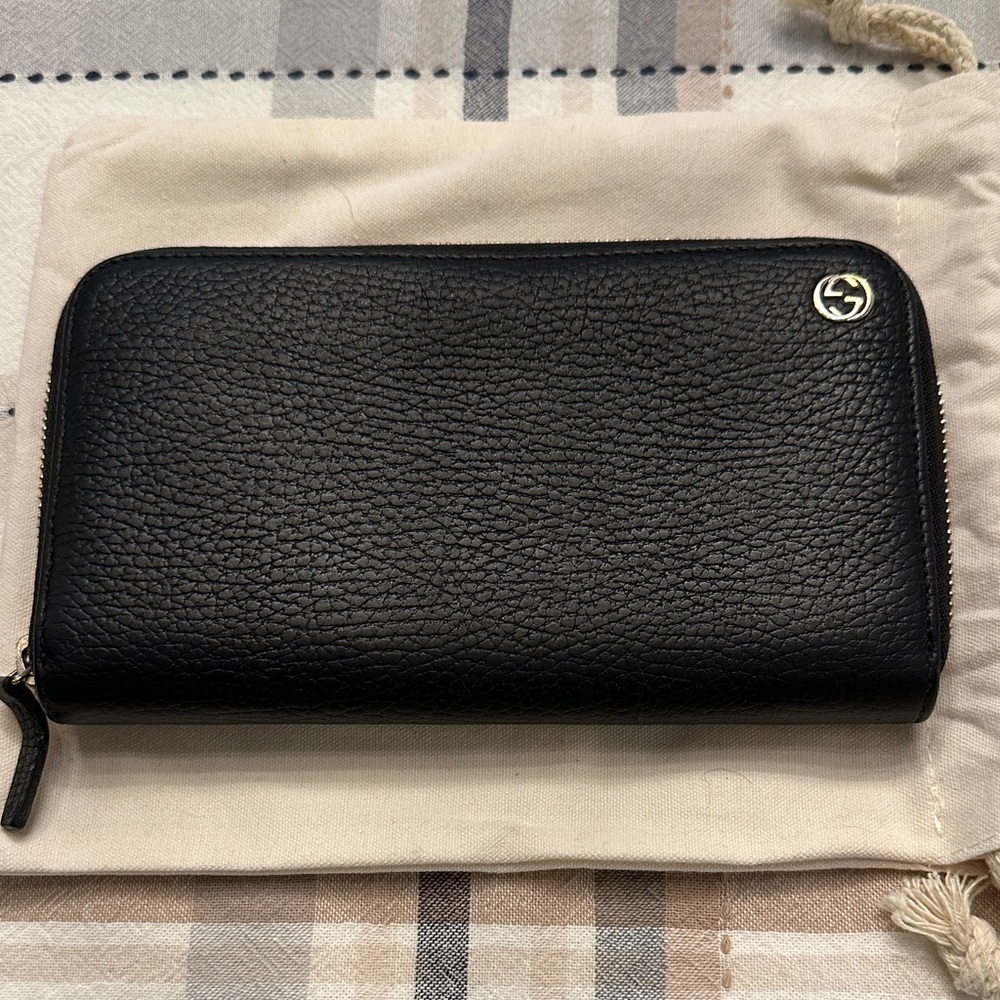 HOST PICK, Design Posh Party — Gucci Black Textured Leather Zip Wallet